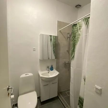 Airport Apartment *